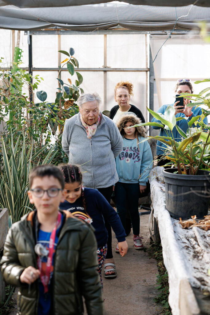 Au Cap d'Agde, des retraités en Séjour Bleu CCAS partagent des moments avec des enfants en colonie, durant l'hiver.