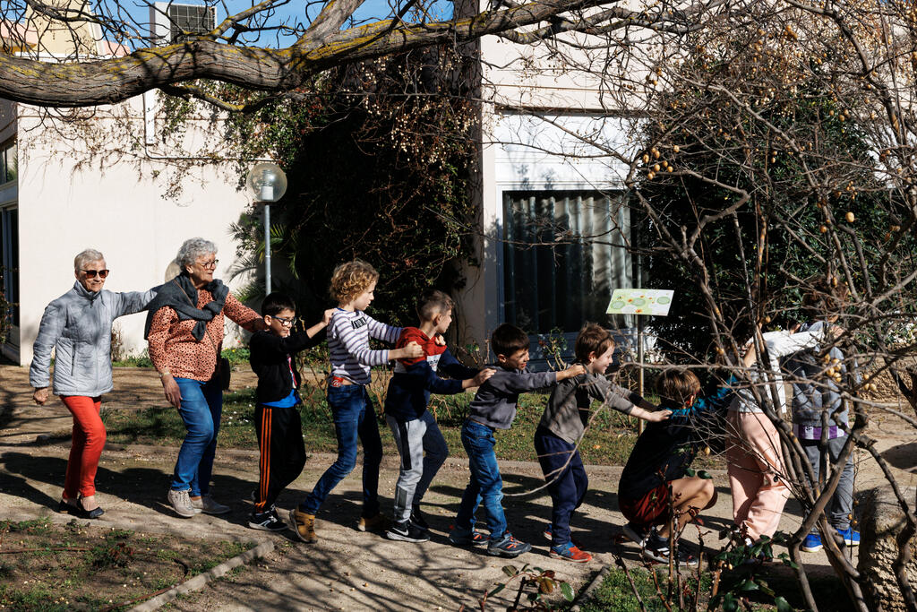 Au Cap d'Agde, des retraités en Séjour Bleu CCAS partagent des moments avec des enfants en colonie, durant l'hiver.