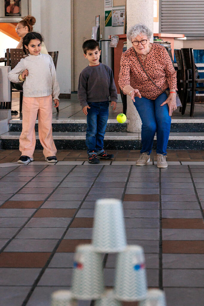 Au Cap d'Agde, des retraités en Séjour Bleu CCAS partagent des moments avec des enfants en colonie, durant l'hiver.