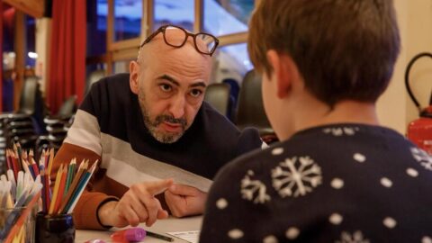 Atelier bande dessinée avec l'auteur-illustrateur algérien Salim Zerroukin en résidence au centre de vacances des Saisies, en Savoie, vacances CCAS hiver 2024.