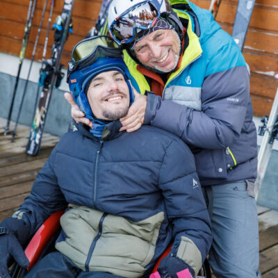 Clément Bitschene, bénéficiaire en séjour Pluriel, et Jean-Paul Martin, bénévole pilote de handiski. Handiski avec les bénévoles pour les bénéficiaires en séjour Pluriel aux village vacances CCAS les Saisies (Savoie).