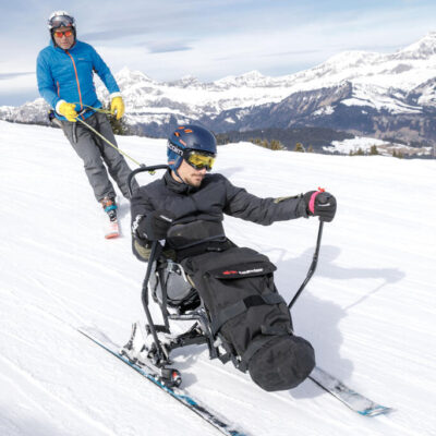 Clément Bitschene, bénéficiaire en séjour Pluriel, et Jean-Paul Martin, bénévole pilote de handiski. Handiski avec les bénévoles pour les bénéficiaires en séjour Pluriel aux village vacances CCAS les Saisies (Savoie).