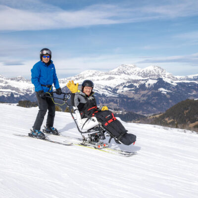 Descente accompagnée pour Jonathan Clément, bénéficiaire en séjour Pluriel. Handiski avec les bénévoles pour les bénéficiaires en séjour Pluriel aux village vacances CCAS les Saisies (Savoie).