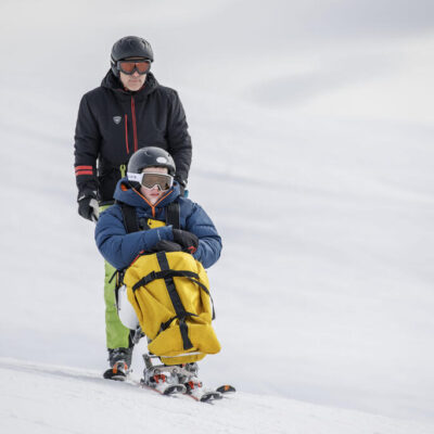 Eric Fournier, agent bénévole pilote de handiski. Handiski avec les bénévoles pour les bénéficiaires en séjour Pluriel aux village vacances CCAS les Saisies (Savoie).