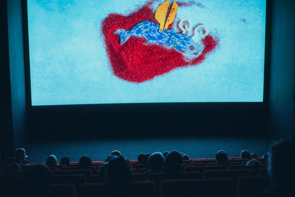 Les enfants ont travaillé avec des intervenants de Cinélatino lors d’ateliers stop motion pour créer un jingle, sorte de teaser projeté en ouverture de cette après-midi de projection de courts métrages.