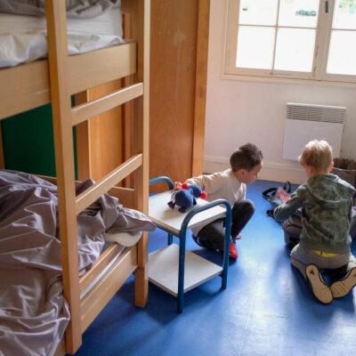Les petits découvrent et s'approprient leur chambre avec les copains.
