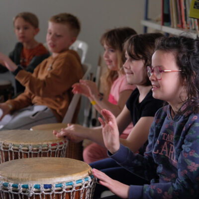 Atelier percussion avec l'intervenant Baff lors de la mini-colo organisée par la CMCAS Caen début avril 2024.