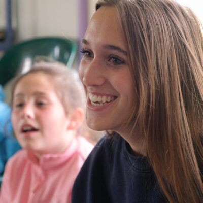 Manon Delaunay, 19 ans, étudiante à Caen et bénévole lors du week-end comme en colo organisé par la CMCAS Caen les 6 et 7 avril 2024.
