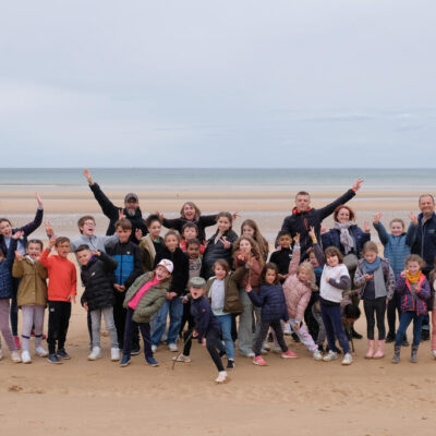 Balade sur Omaha Beach non loin du centre de Saint-Laurent-sur-Mer (Calvados) lors de la mini-colo organisée début avril 2024 par la CMCAS Caen. ©Charles Crié/CCAS