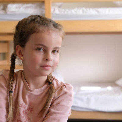 Candice, 8 ans, lors du week-end comme en colo organisé par la CMCAS Caen début avril 2024. ©Charles Crié/CCAS