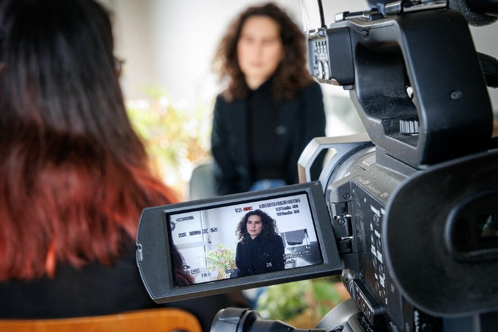 Lina Soualem, réalisatrice, marraine de Visions Sociales, festival de cinéma de la CCAS, qui a lieu en mai à La Napoule, près de Canne, et en ligne sur la Médiathèque des Activités Sociales.