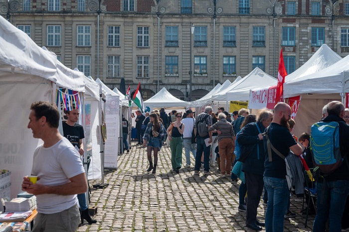 Chaque 1er Mai, le Salon du livre d’expression populaire et de critique sociale ouvre ses portes aux visiteurs sur la Grand-Place de la ville d’Arras (Pas-de-Calais). L’occasion pour beaucoup de militants de se retrouver, et l'occasion pour la rédaction de prendre le pouls des luttes qu’il est impératif de mener.