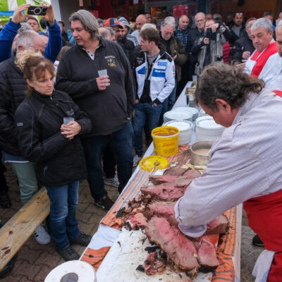 Bénévoles lors du repas de la concentration nationale de motos de route à Pleaux (Cantal), organisé par la CMCAS Tulle-Aurillac, du 31 mai au 2 juin 2024.