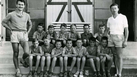 Photo groupe d'enfants et moniteur en noir et blanc. Colo CCOS à Peyrat-le-Chateau, 1954 ©DR