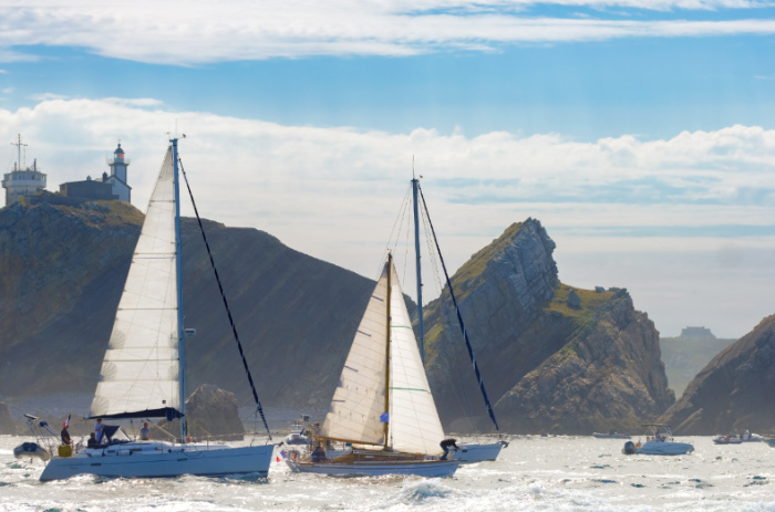 Grâce aux bateaux mis à leur disposition par les Activités Sociales, près de cinq cents bénéficiaires ont pu naviguer, du 12 au 17 juillet dernier, au plus près des vieux gréments rassemblés à l’occasion des Fêtes maritimes de Brest. Des moments magiques rendus possibles par l’engagement et la passion de dizaines de collègues souvent retraités.